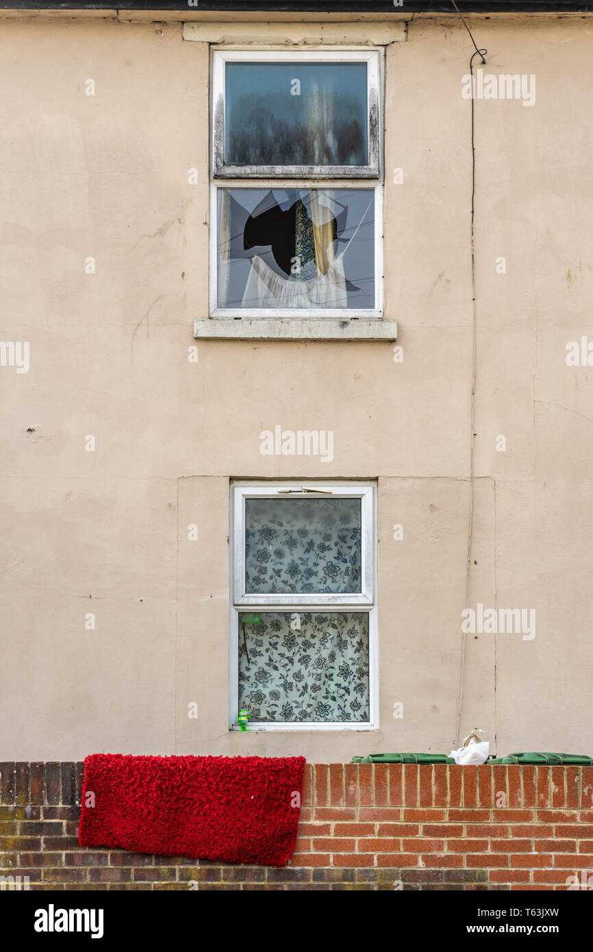 Façade de la maison avec une vitre cassée dans le cadre, négligée mauvais logement dans la ville de Southampton 2019, Northam, Angleterre, Royaume-Uni Banque D'Images