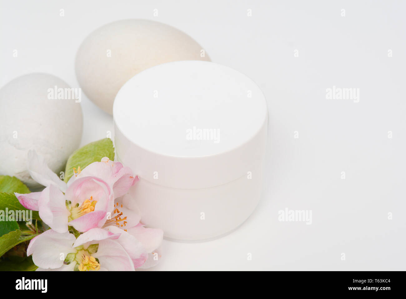 Produit de beauté contenant avec fleurs et nature Banque D'Images