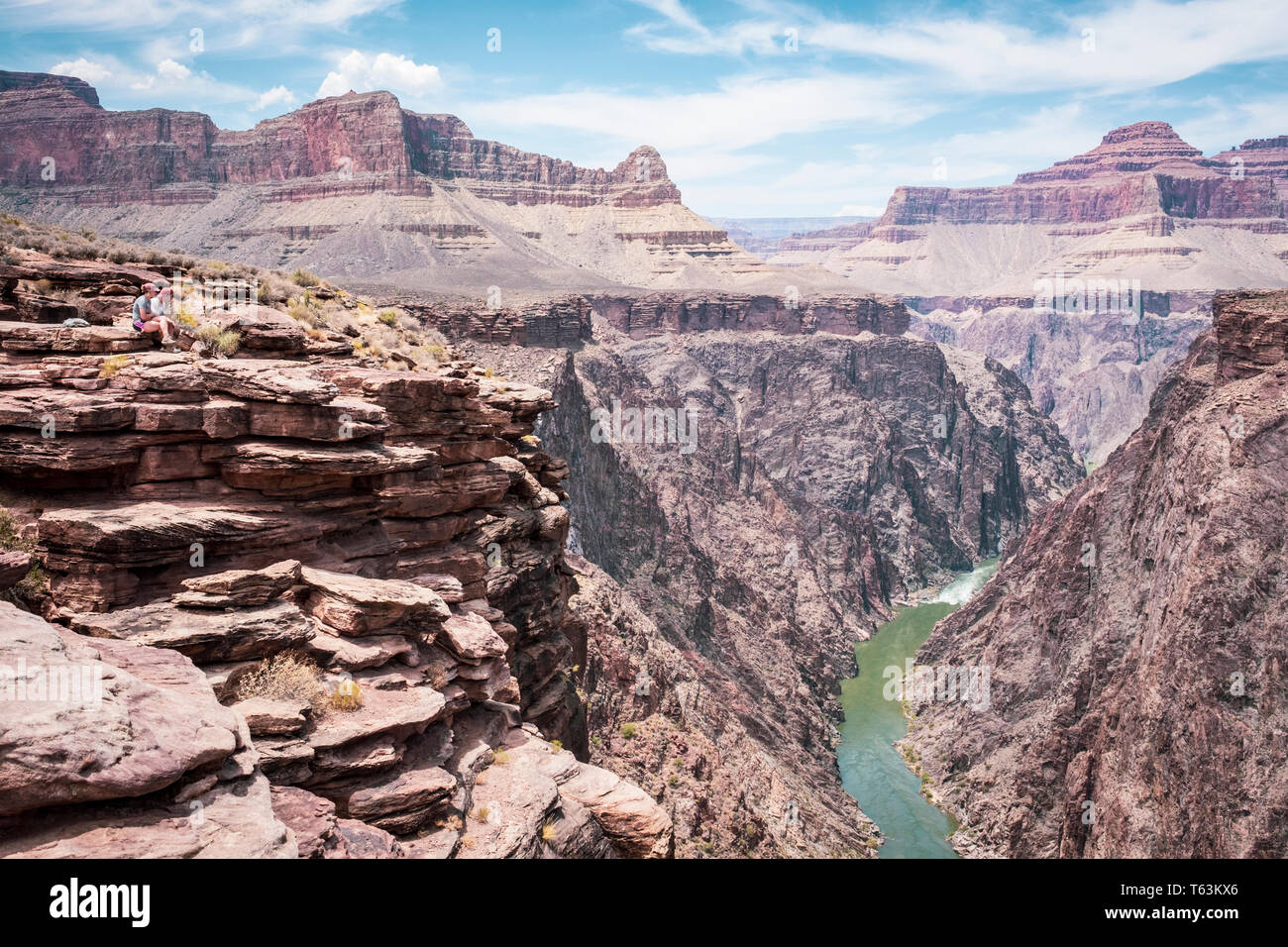 Couple de randonneurs profitant d'une vue époustouflante sur la rivière Colorado Plateau de point à Grand Canyon National Park, Arizona, USA Banque D'Images