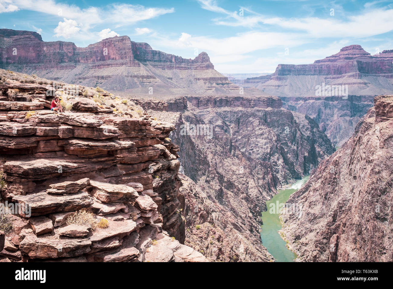 Visiteuse photographier une vue imprenable sur la rivière Colorado Plateau de point à Grand Canyon National Park, Arizona, USA Banque D'Images
