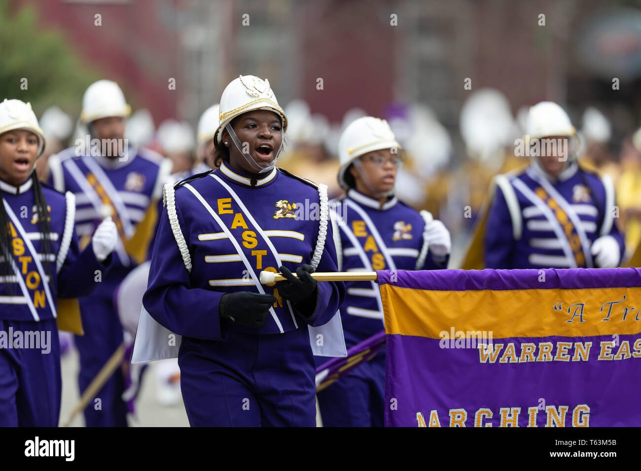 La Nouvelle-Orléans, Louisiane, Etats-Unis - le 23 février 2019 : Mardi Gras Parade, le Warren Eastos Charter High School Marching Band, effectuant à la parade Banque D'Images