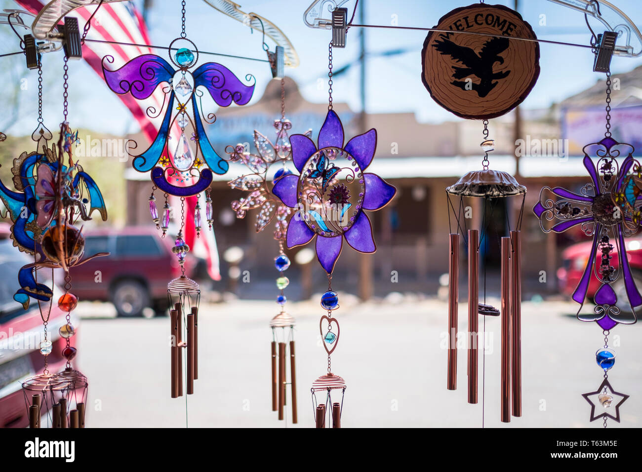 Capteurs de rêve sur une boutique de fenêtre dans Oatman, Arizona, USA Banque D'Images