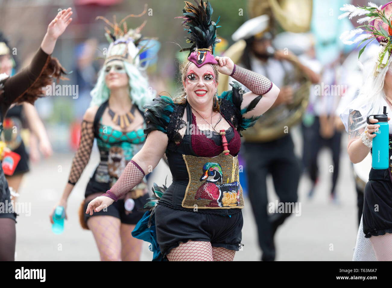 La Nouvelle-Orléans, Louisiane, Etats-Unis - le 23 février 2019 : Défilé de Mardi Gras, les membres des Dames de perlage, portant des tenues colorées dans la rue Banque D'Images