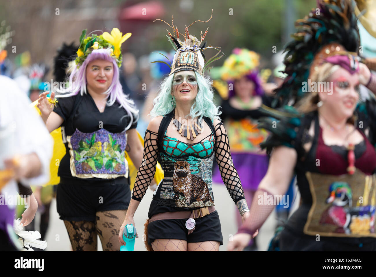 La Nouvelle-Orléans, Louisiane, Etats-Unis - le 23 février 2019 : Défilé de Mardi Gras, les membres des Dames de perlage, portant des tenues colorées dans la rue Banque D'Images