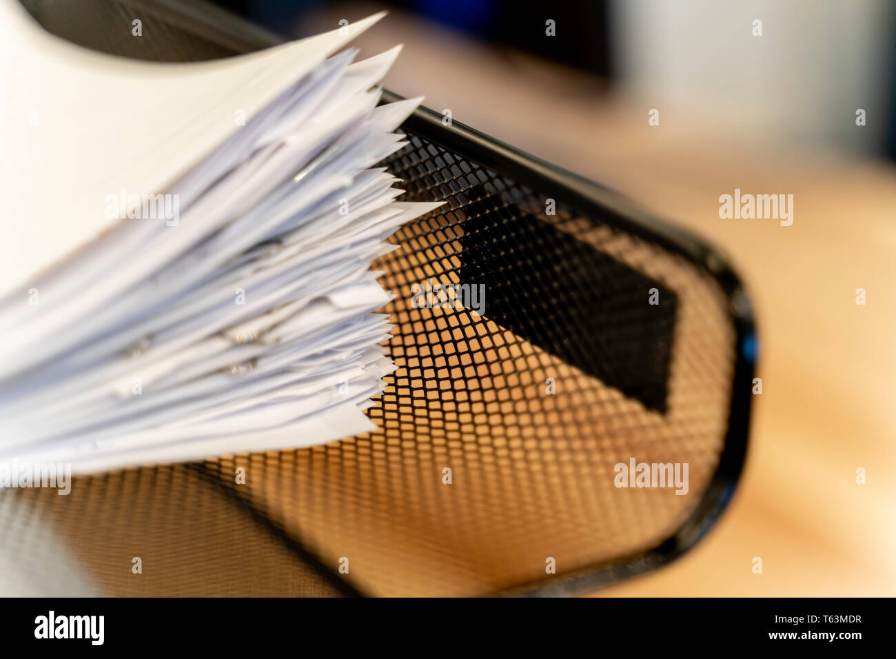 Pile de papier dans le document dans le bac au travail de bureau Banque D'Images