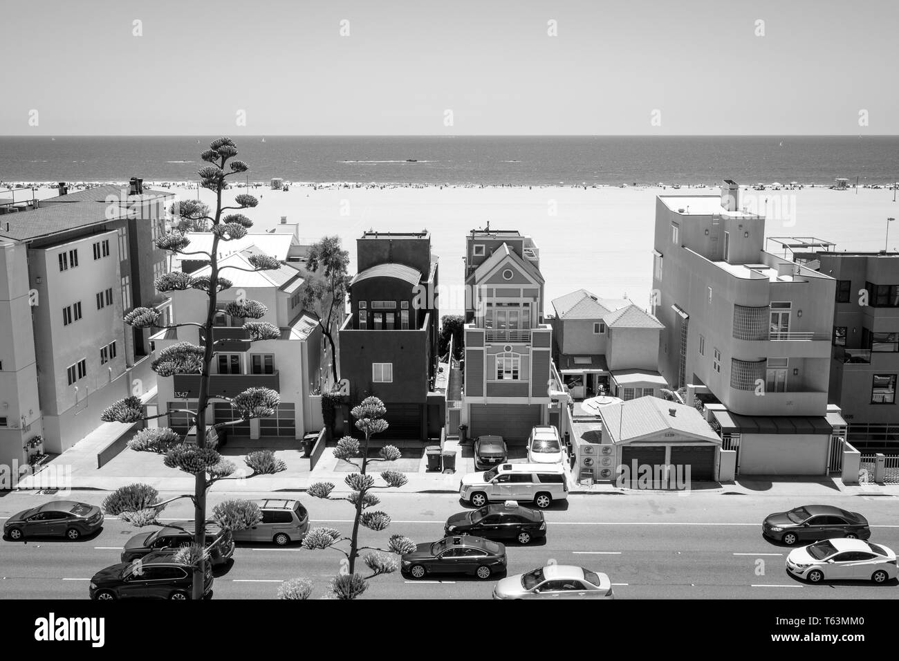 Une journée ensoleillée à la plage de Santa Monica de Ocean Park à Los Angeles, Californie, USA en noir et blanc Banque D'Images