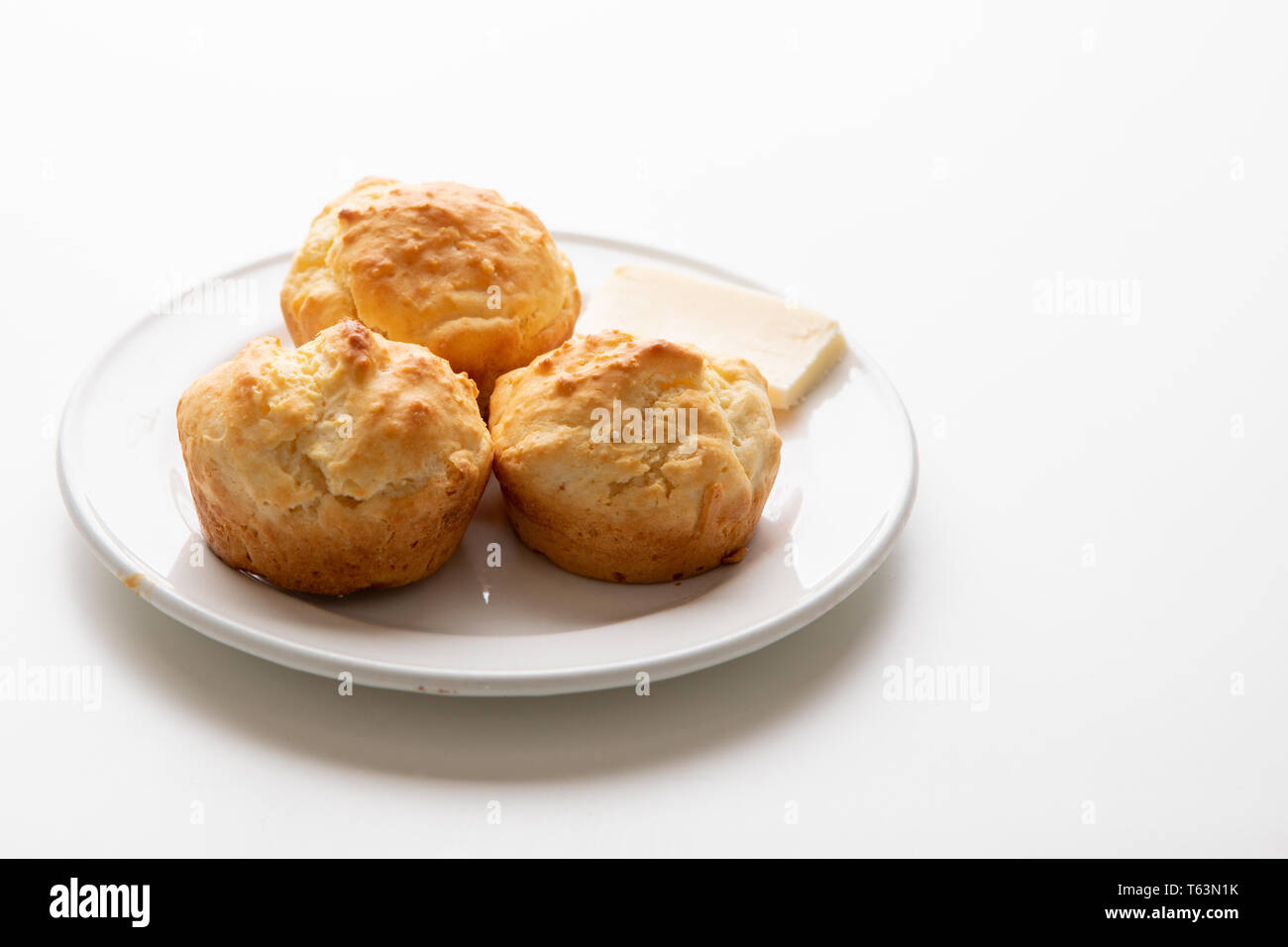 Le bicarbonate de soude alimentaire préparé au four Biscuits thé isolé sur fond blanc Banque D'Images