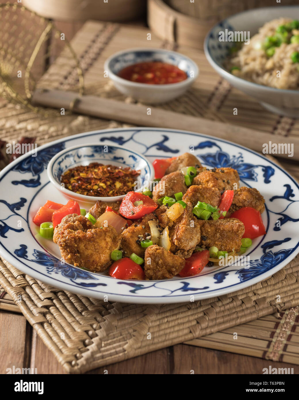 Saler et poivrer le poulet. Chinese Food Banque D'Images