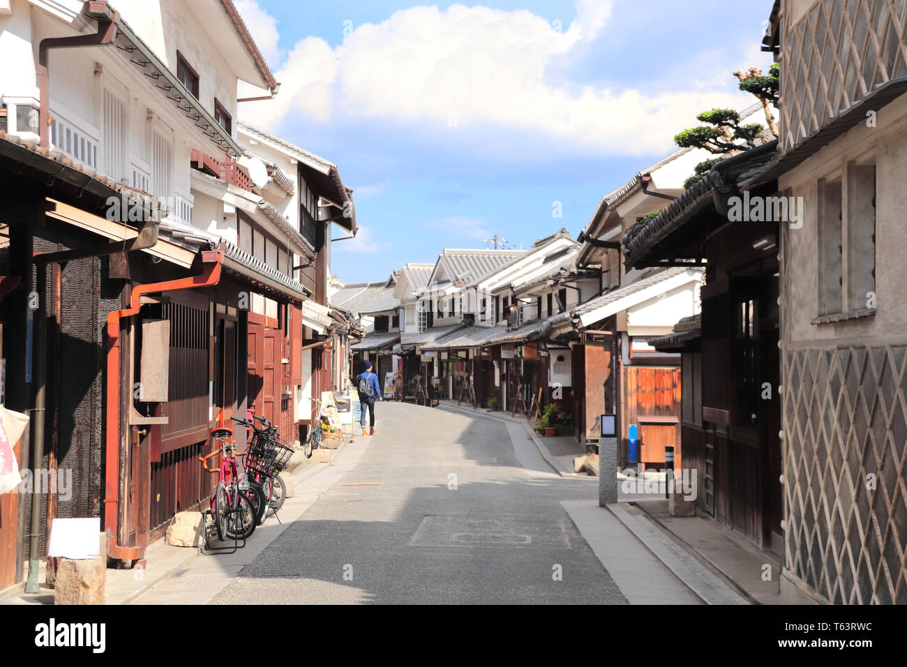 La rue médiévale avec des maisons japonaises traditionnelles et des entrepôts de district, Kurashiki Bikan City, Japon Banque D'Images