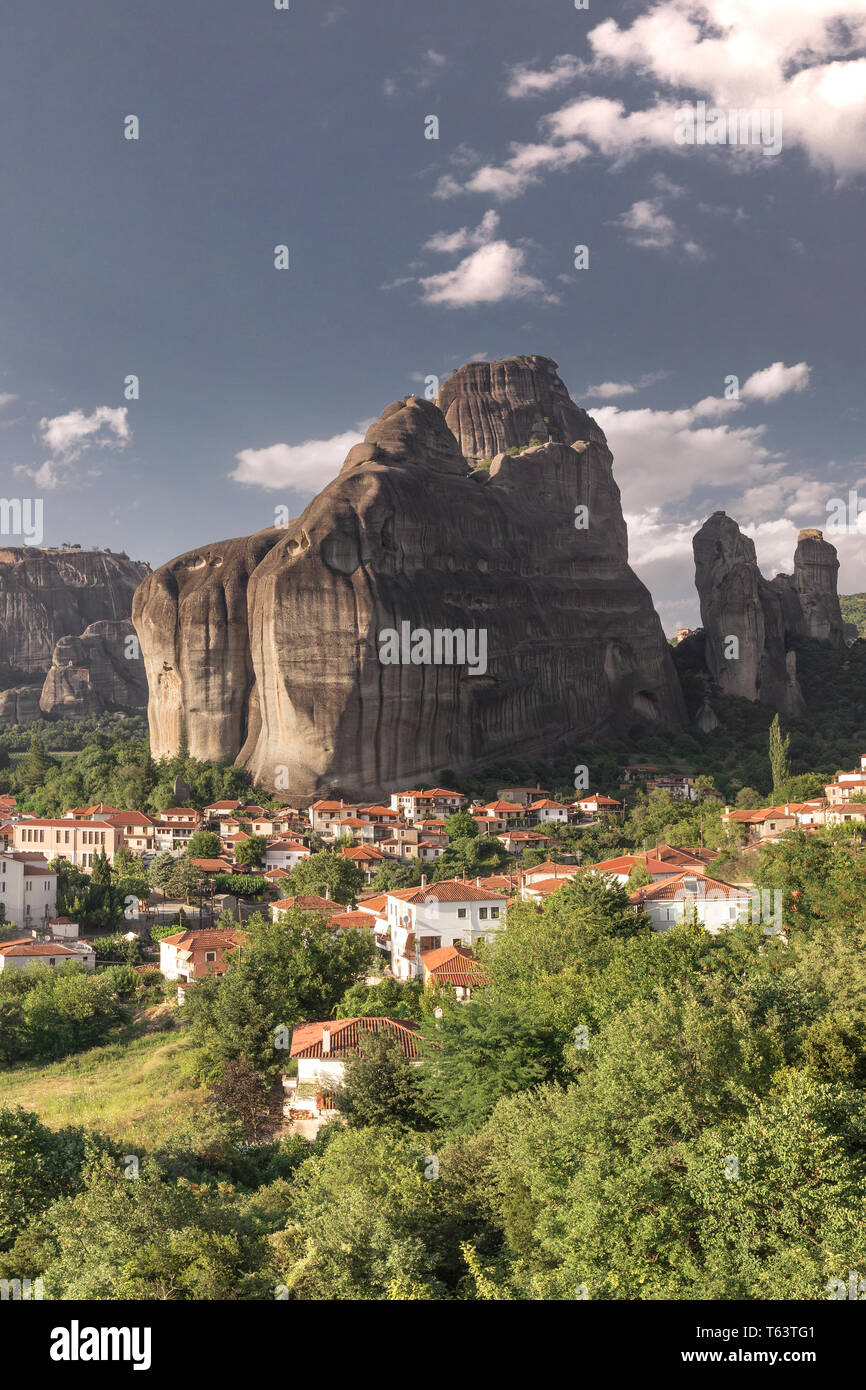 Kastraki, Grèce - 07.04.2018. Vue panoramique sur le village de Kastraki au pied de la montagne des météores en Grèce sur un jour d'été ensoleillé Banque D'Images