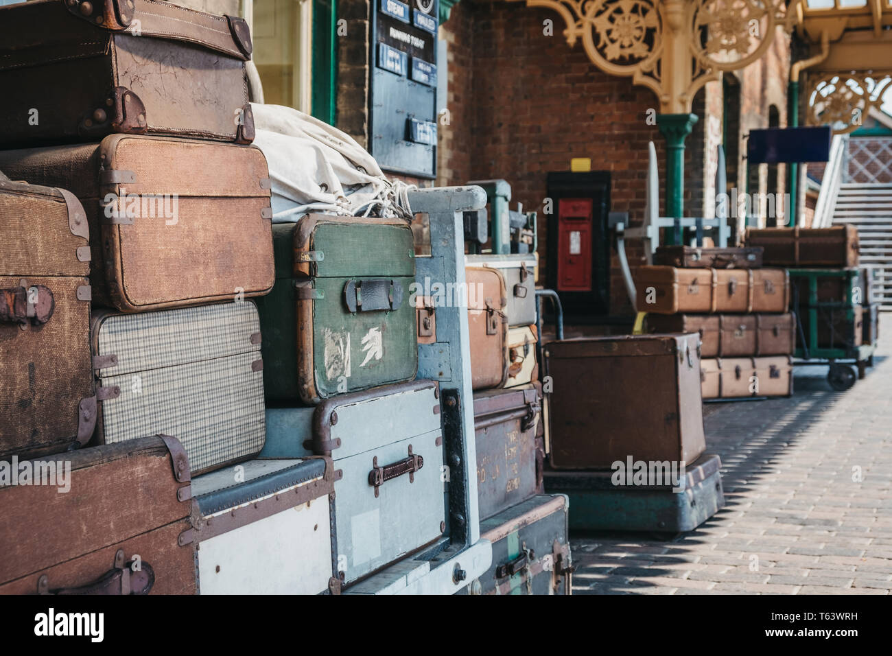 Sheringham, UK - 21 Avril 2019 : valises de décoration rétro sur la plate-forme de la gare de Sheringham sur une journée de printemps ensoleillée. Anglais est un Sheringham Banque D'Images