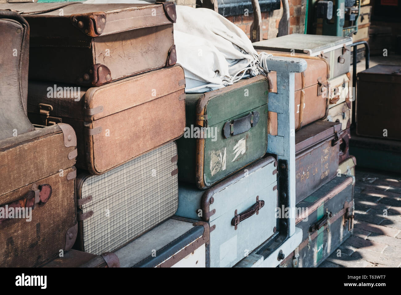 Sheringham, UK - 21 Avril 2019 : valises de décoration rétro sur la plate-forme de la gare de Sheringham sur une journée de printemps ensoleillée. Anglais est un Sheringham Banque D'Images