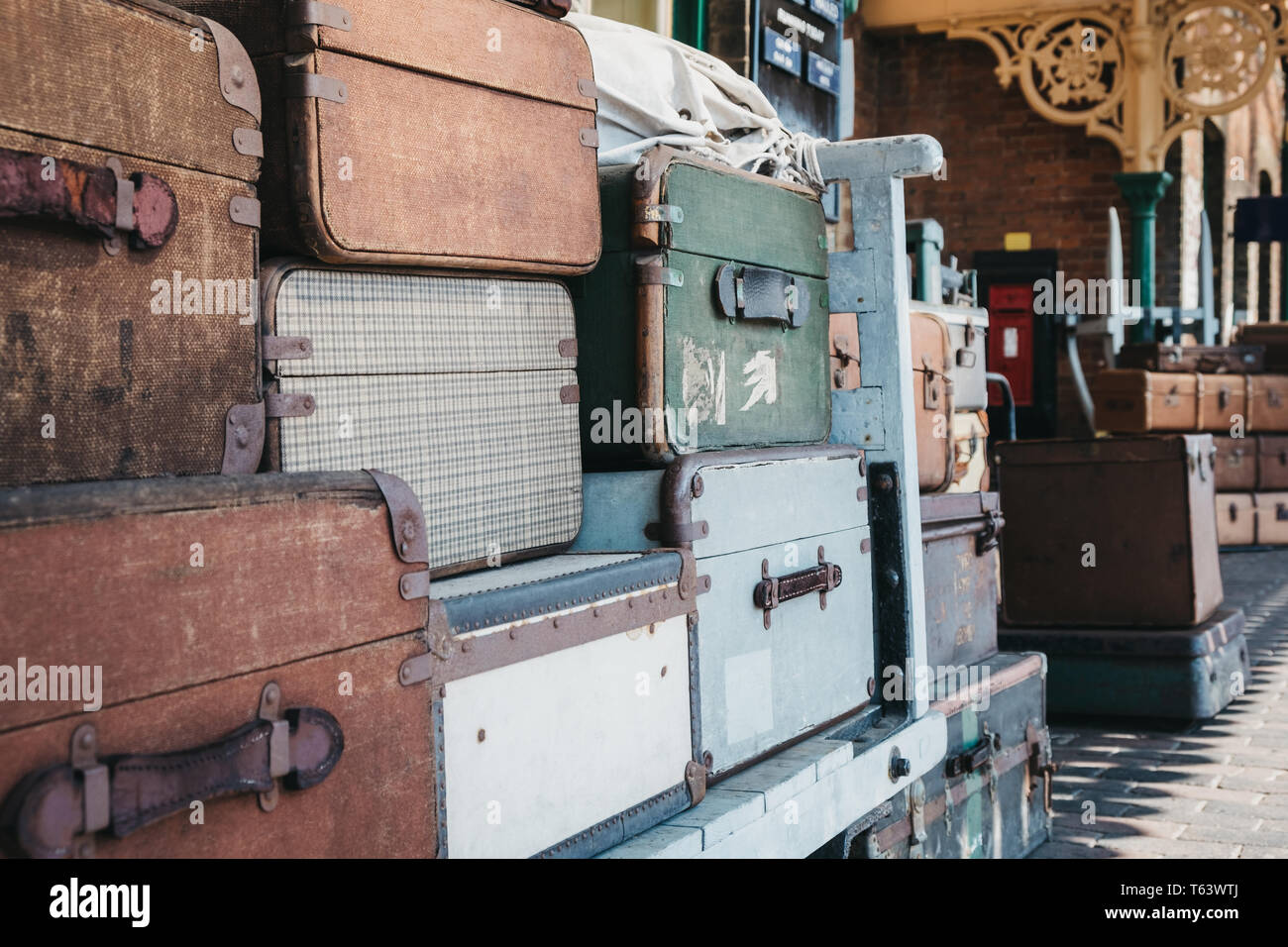 Sheringham, UK - 21 Avril 2019 : valises de décoration rétro sur la plate-forme de la gare de Sheringham sur une journée de printemps ensoleillée. Anglais est un Sheringham Banque D'Images