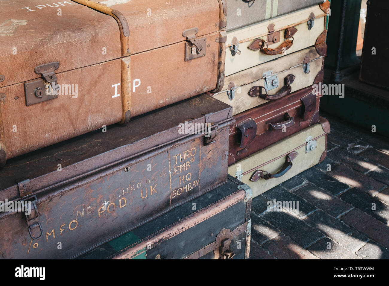 Sheringham, UK - 21 Avril 2019 : valises de décoration rétro sur la plate-forme de la gare de Sheringham sur une journée de printemps ensoleillée. Anglais est un Sheringham Banque D'Images