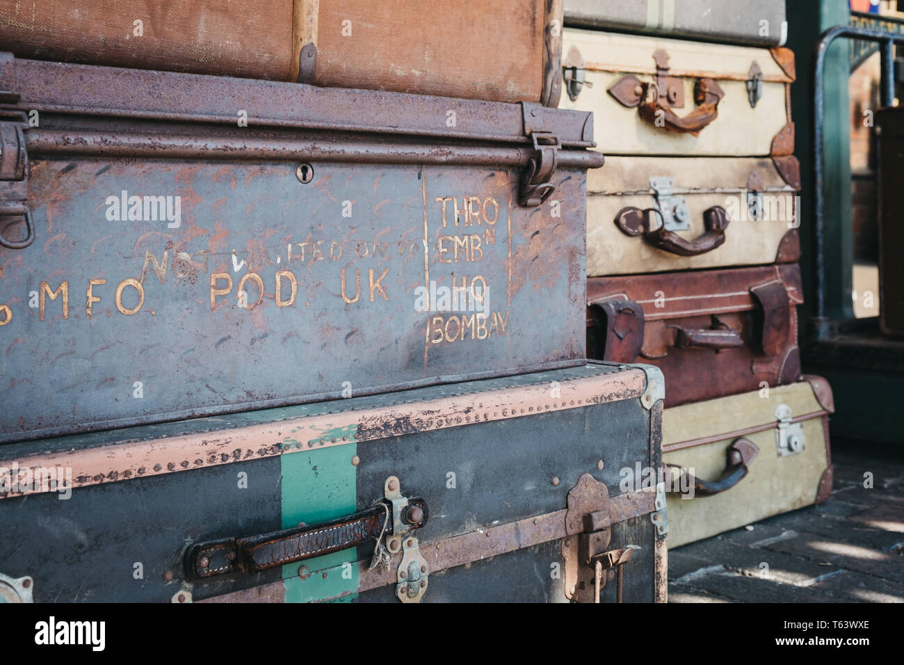 Sheringham, UK - 21 Avril 2019 : valises de décoration rétro sur la plate-forme de la gare de Sheringham sur une journée de printemps ensoleillée. Anglais est un Sheringham Banque D'Images