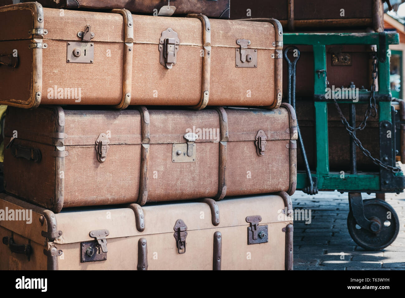 Sheringham, UK - 21 Avril 2019 : valises de décoration rétro sur la plate-forme de la gare de Sheringham sur une journée de printemps ensoleillée. Anglais est un Sheringham Banque D'Images