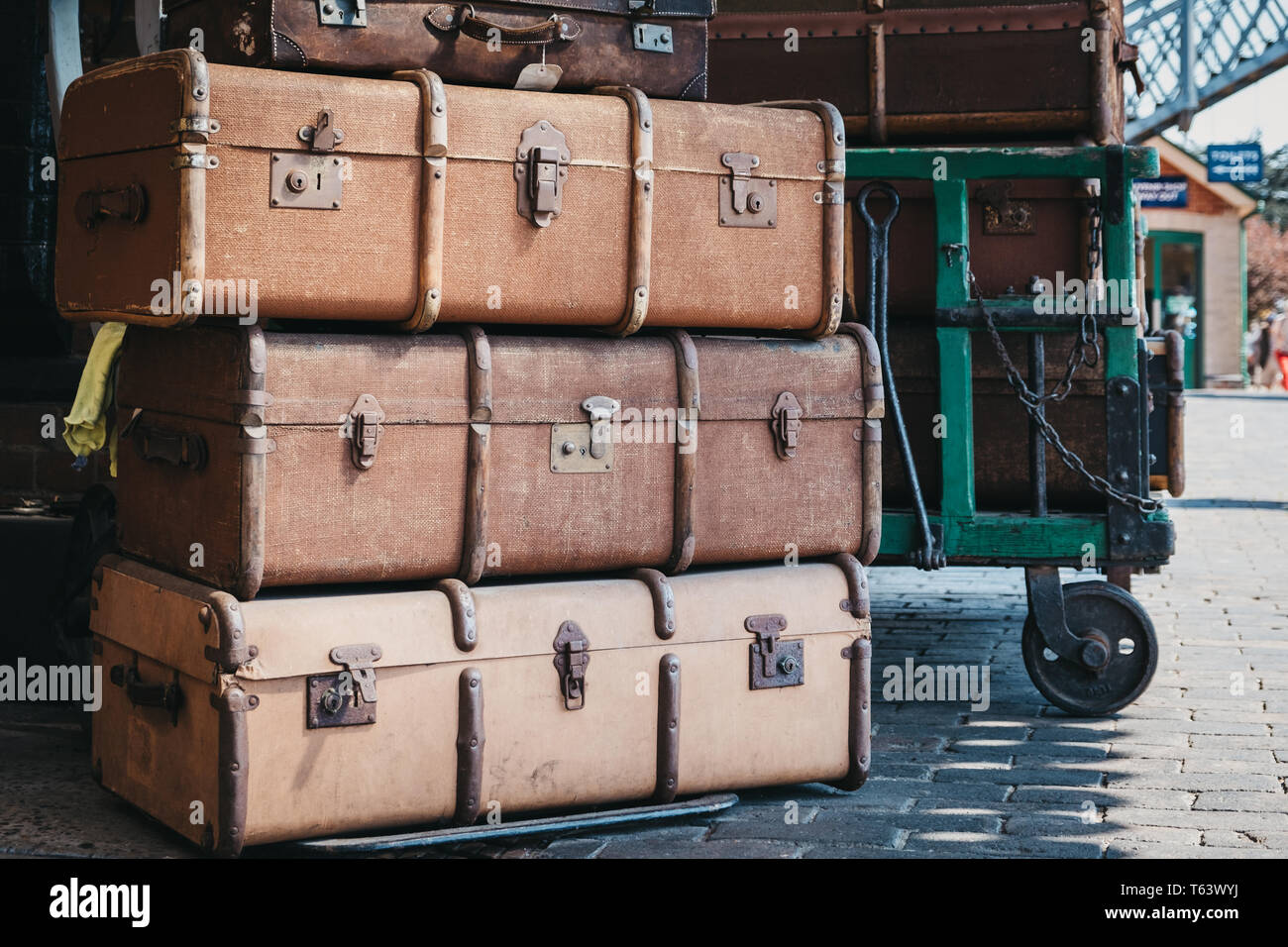 Sheringham, UK - 21 Avril 2019 : valises de décoration rétro sur la plate-forme de la gare de Sheringham sur une journée de printemps ensoleillée. Anglais est un Sheringham Banque D'Images