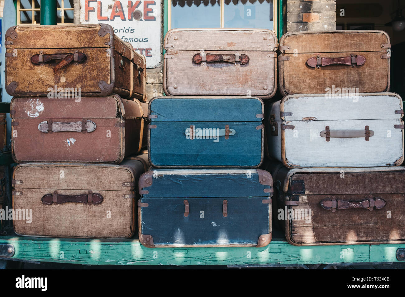 Sheringham, UK - 21 Avril 2019 : valises de décoration rétro sur la plate-forme de la gare de Sheringham sur une journée de printemps ensoleillée. Anglais est un Sheringham Banque D'Images