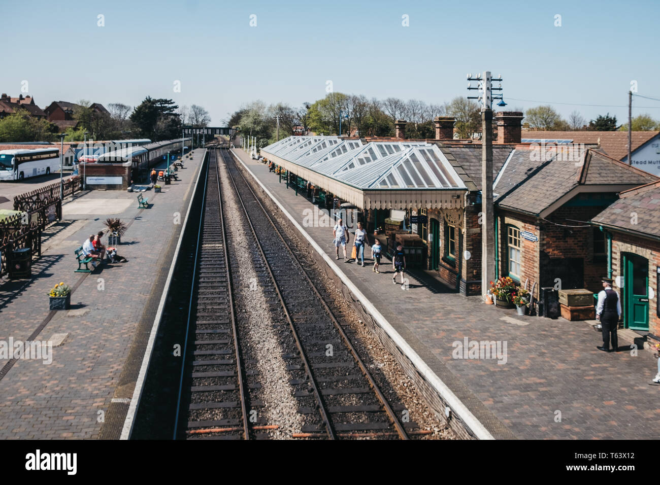 Sheringham, UK - 21 Avril 2019 : Vue de dessus de personnes marchant sur une plate-forme de la gare de Sheringham sur une journée ensoleillée. Sheringham est un Français Banque D'Images
