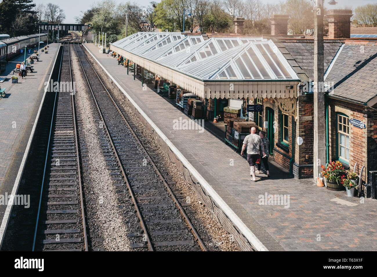Sheringham, UK - 21 Avril 2019 : Vue de dessus de personnes marchant sur une plate-forme de la gare de Sheringham sur une journée ensoleillée. Sheringham est un Français Banque D'Images