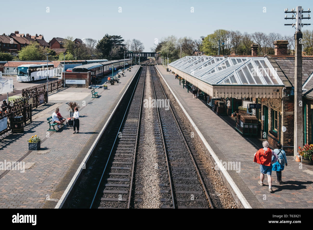 Sheringham, UK - 21 Avril 2019 : Vue de dessus de personnes marchant sur une plate-forme de la gare de Sheringham sur une journée ensoleillée. Sheringham est un Français Banque D'Images