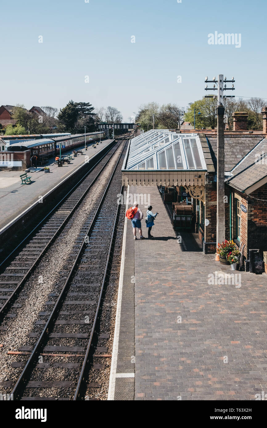 Sheringham, UK - 21 Avril 2019 : Vue de dessus de personnes marchant sur une plate-forme du train rétro gare de Sheringham. Sheringham est une mer Anglais Banque D'Images