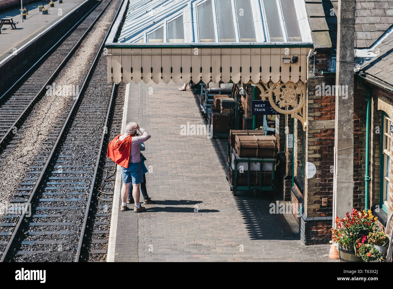 Sheringham, UK - 21 Avril 2019 : Vue de dessus de personnes marchant sur une plate-forme du train rétro gare de Sheringham. Sheringham est une mer Anglais Banque D'Images