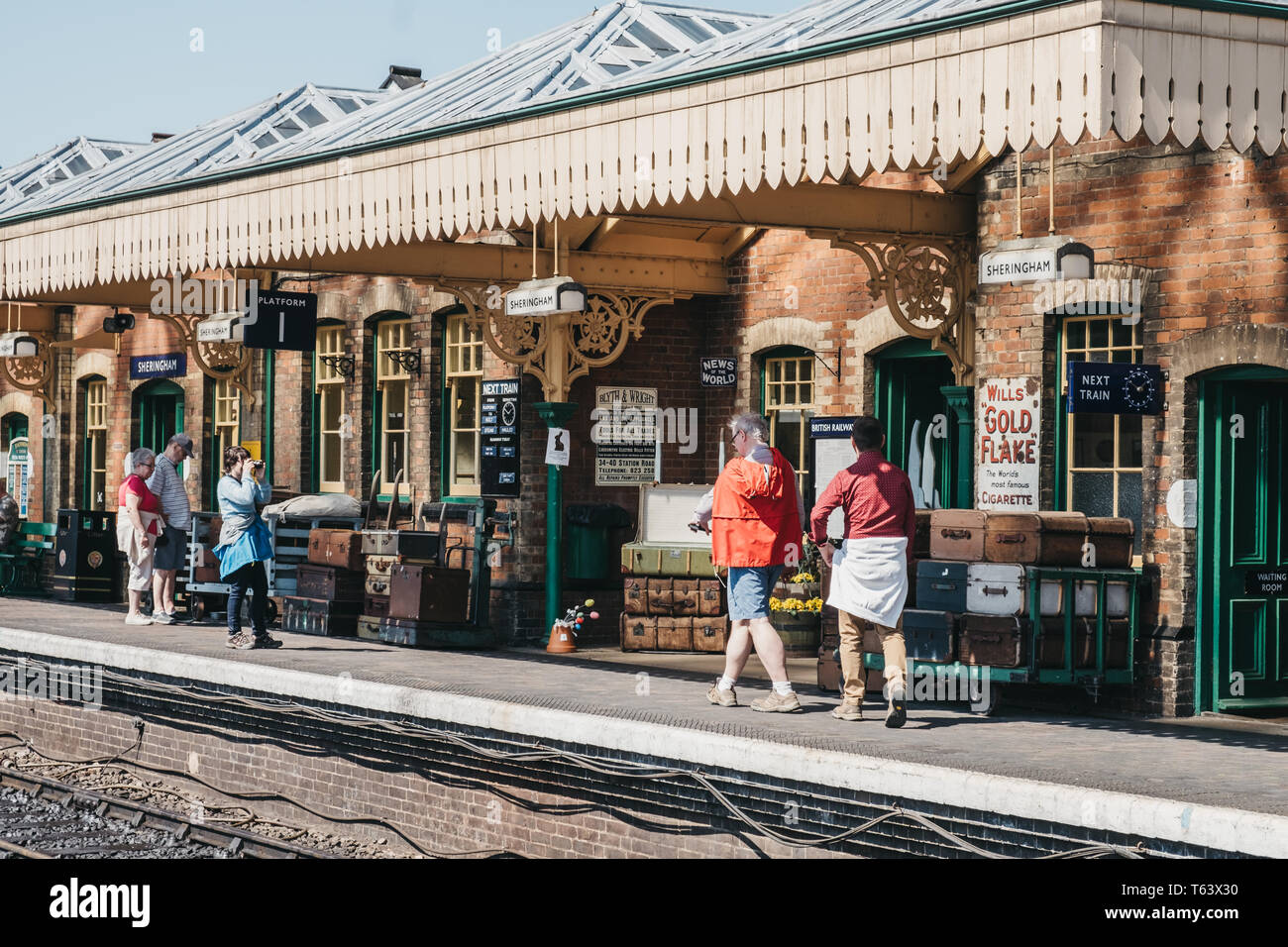 Sheringham, UK - 21 Avril 2019 : les gens marcher sur une plate-forme du train rétro de Sheringham gare sur une journée de printemps ensoleillée. Sheringham est un Français Banque D'Images