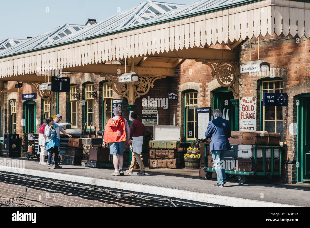 Sheringham, UK - 21 Avril 2019 : les gens marcher sur une plate-forme du train rétro de Sheringham gare sur une journée de printemps ensoleillée. Sheringham est un Français Banque D'Images