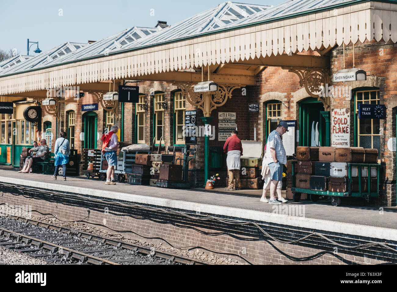 Sheringham, UK - 21 Avril 2019 : les gens marcher sur une plate-forme du train rétro de Sheringham gare sur une journée de printemps ensoleillée. Sheringham est un Français Banque D'Images