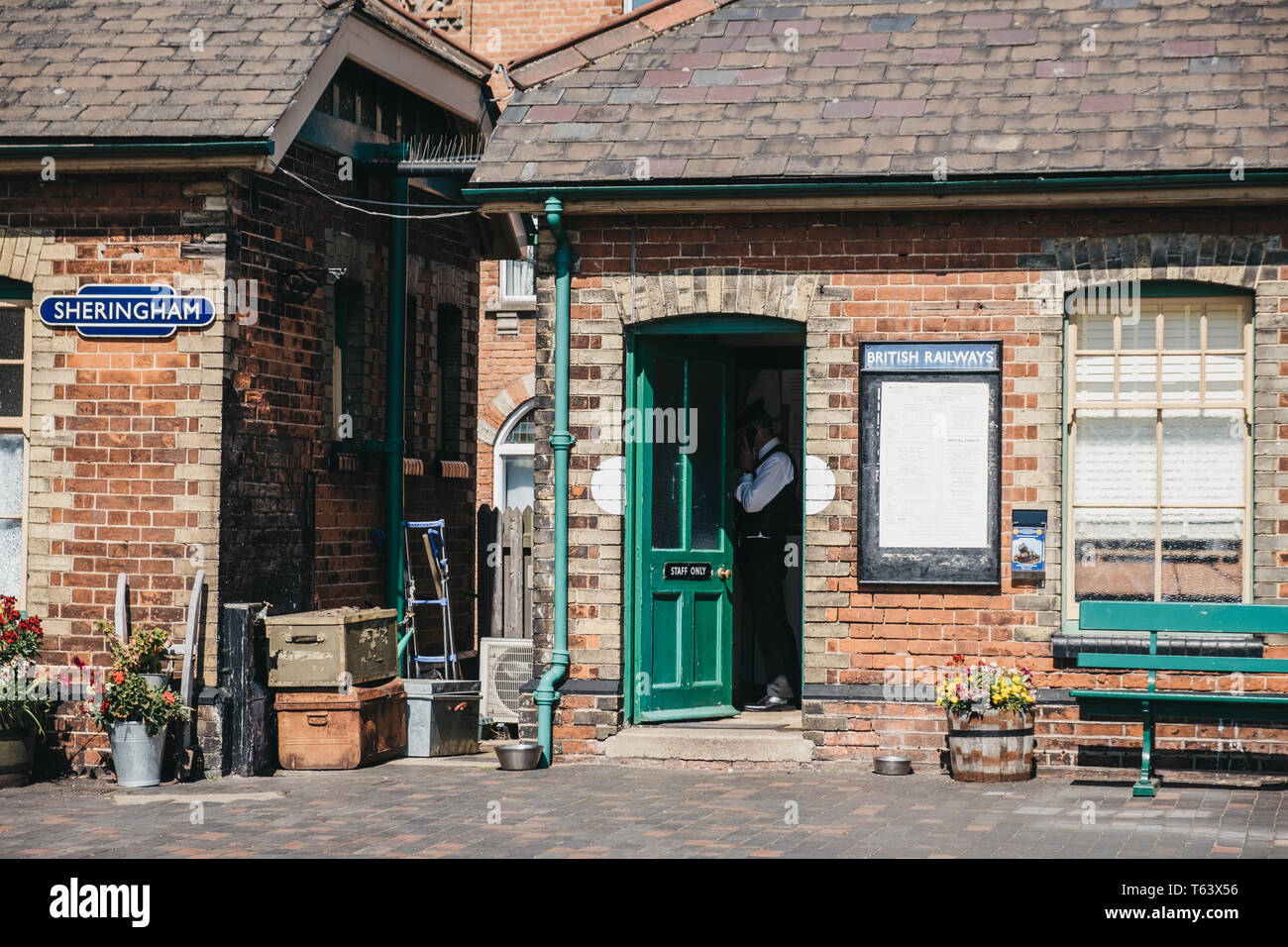 Sheringham, UK - 21 Avril 2019 : Conducteur en uniforme à l'intérieur de la gare rétro de Sheringham. Sheringham est une ville balnéaire dans le comté o Banque D'Images