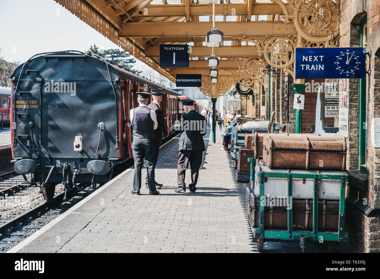 Sheringham, UK - 21 Avril 2019 : Le personnel de parler sur la plate-forme à côté du train à vapeur de la ligne de pavot, également connu sous le nom de North Norfolk Railway, un patrimoine Ste Banque D'Images