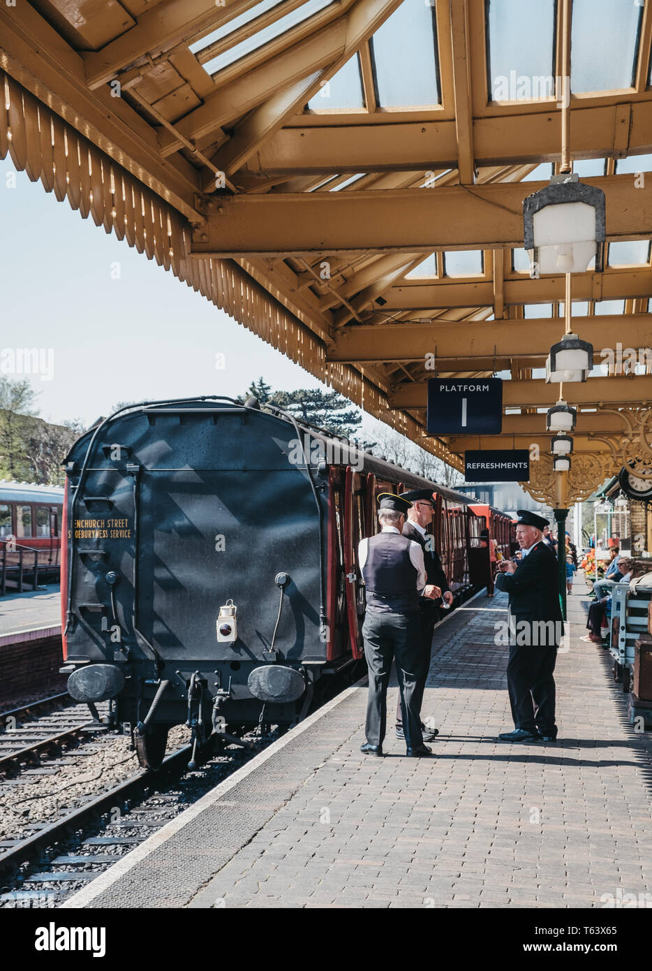 Sheringham, UK - 21 Avril 2019 : Le personnel de parler sur la plate-forme à côté du train à vapeur de la ligne de pavot, également connu sous le nom de North Norfolk Railway, un patrimoine Ste Banque D'Images