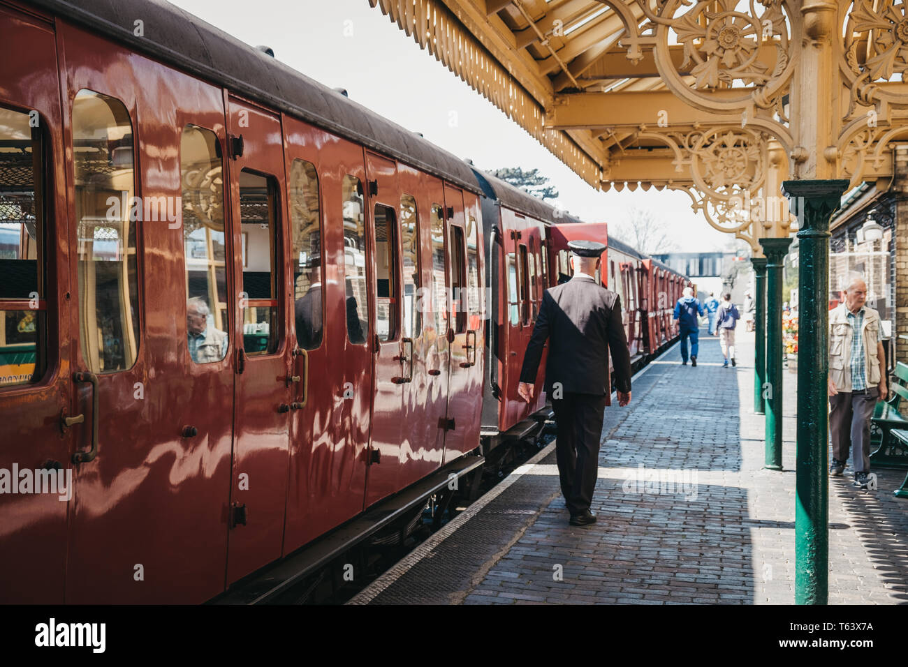 Sheringham, UK - 21 Avril 2019 : Conducteur en uniforme devant un train à vapeur de la ligne de pavot rétro à Sheringham. Sheringham est une mer Anglais Banque D'Images