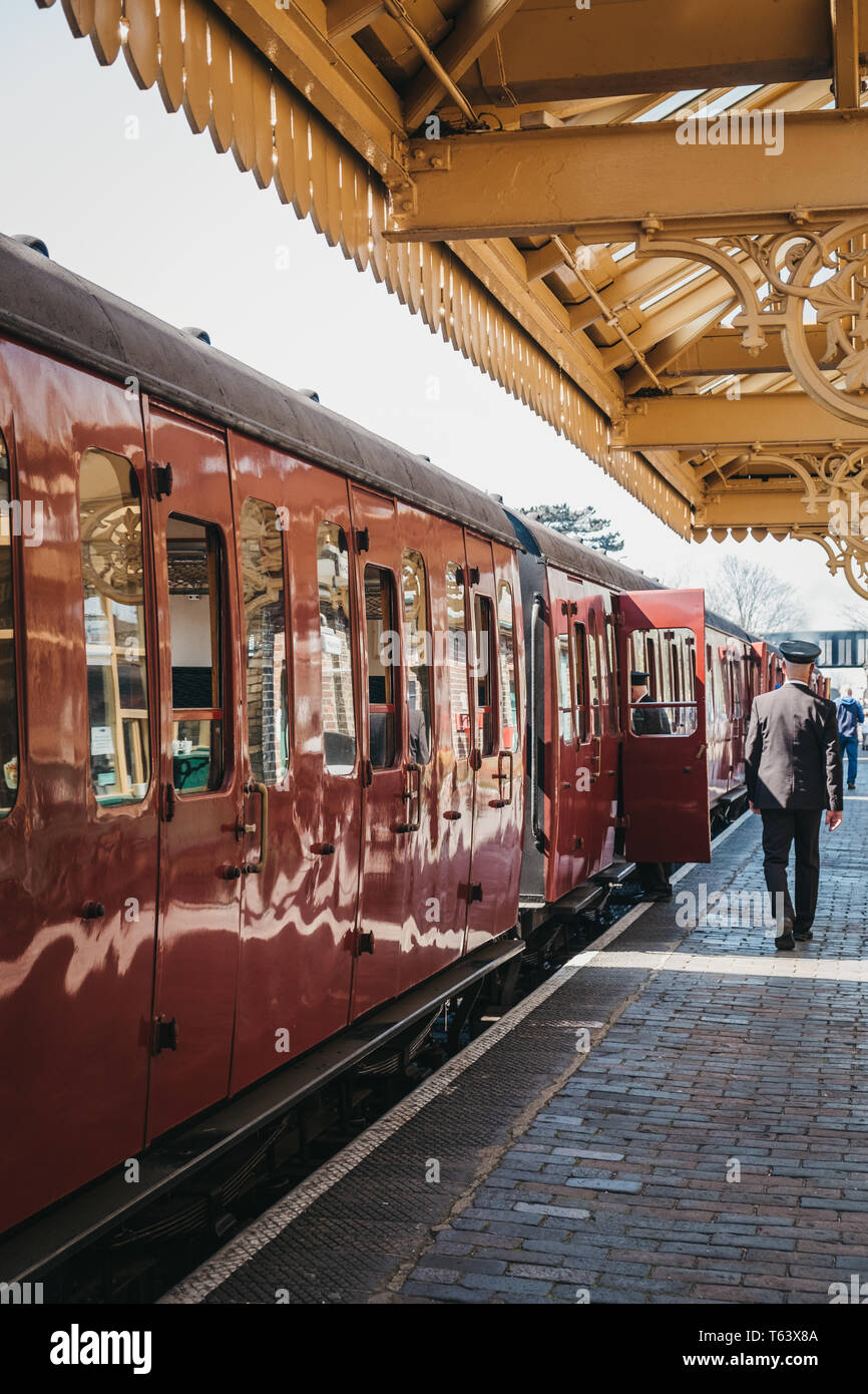 Sheringham, UK - 21 Avril 2019 : Conducteur en uniforme devant un train à vapeur de la ligne de pavot rétro à Sheringham. Sheringham est une mer Anglais Banque D'Images