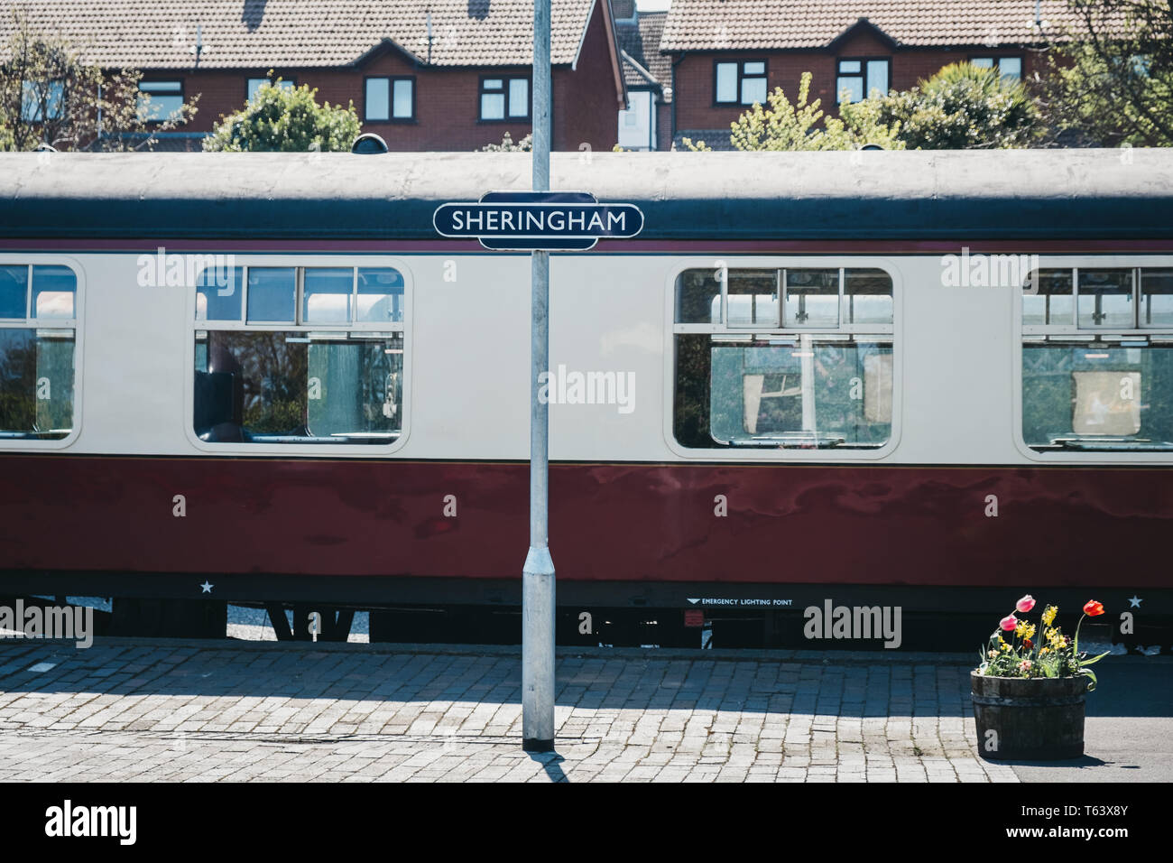 Sheringham, UK - 21 Avril 2019 : panneau indicateur de gare sur une plate-forme du train à Sheringham. Le coquelicot, un train de la ligne de chemin de fer à vapeur du patrimoine qui s'exécute à partir de la SH Banque D'Images
