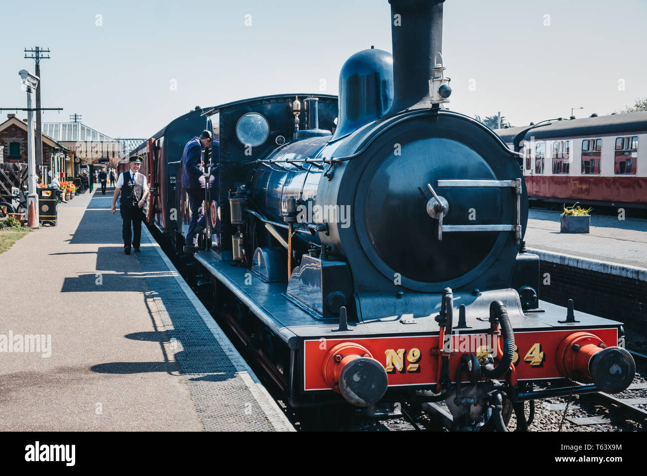 Sheringham, UK - 21 Avril 2019 : Le personnel de la plate-forme de marche à côté du train à vapeur de la ligne de pavot, également connu sous le nom de North Norfolk Railway, un patrimoine St Banque D'Images