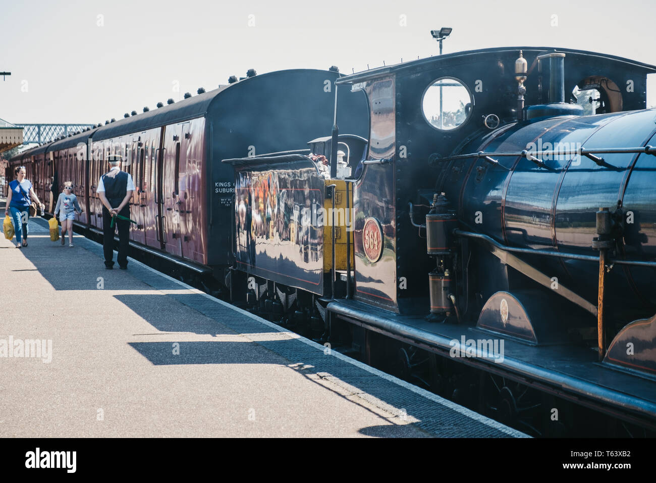 Sheringham, UK - avril 21,2019 : le personnel en attente de départ du signal de la ligne de train du pavot, également connu sous le nom de North Norfolk, un chemin de fer à vapeur du patrimoine R Banque D'Images
