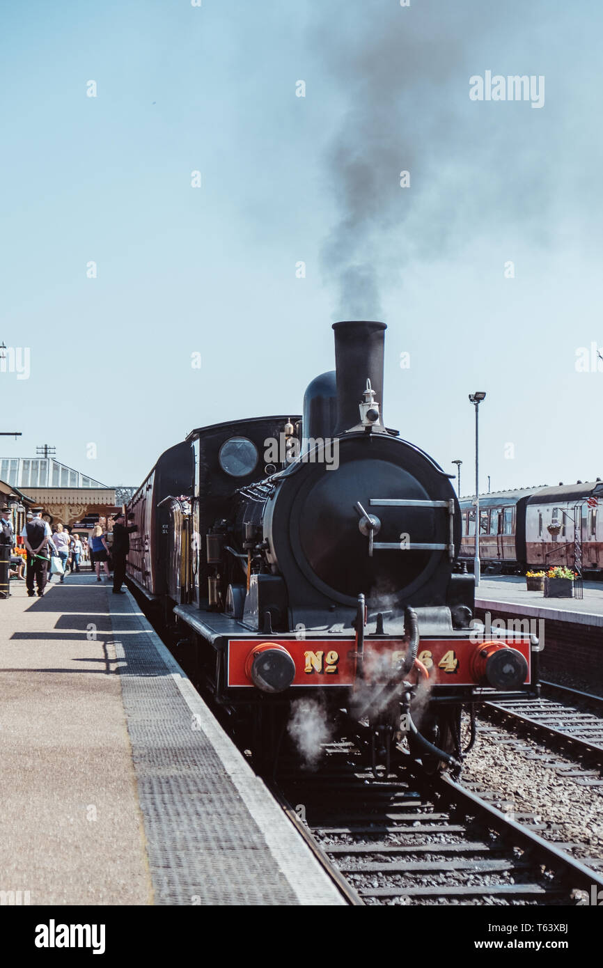 Sheringham, UK - 21 Avril 2019 : le personnel et des passagers par train à vapeur de la ligne Le coquelicot, également connu sous le nom de North Norfolk Railway, un chemin de fer à vapeur du patrimoine Banque D'Images
