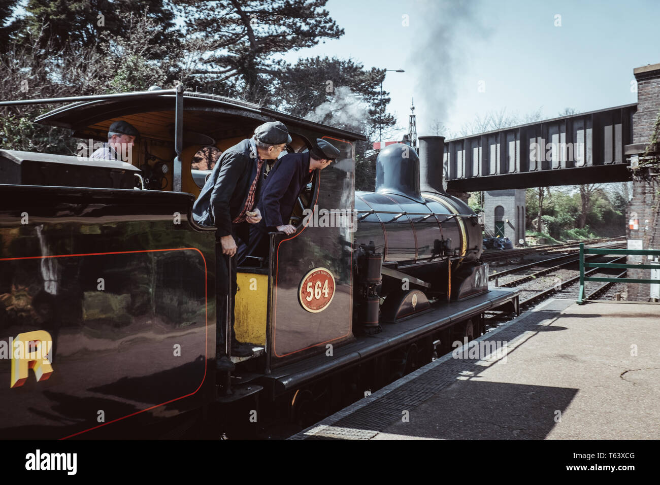 Sheringham, UK - 21 Avril 2019 : l'équipage à la recherche de la cabine sur le train à vapeur de la ligne de pavot, également connu sous le nom de North Norfolk, un chemin de fer à vapeur du patrimoine Rai Banque D'Images