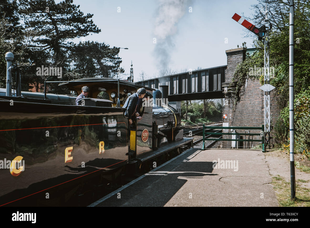 Sheringham, UK - 21 Avril 2019 : l'équipage à la recherche de la cabine sur le train à vapeur de la ligne de pavot, également connu sous le nom de North Norfolk, un chemin de fer à vapeur du patrimoine Rai Banque D'Images