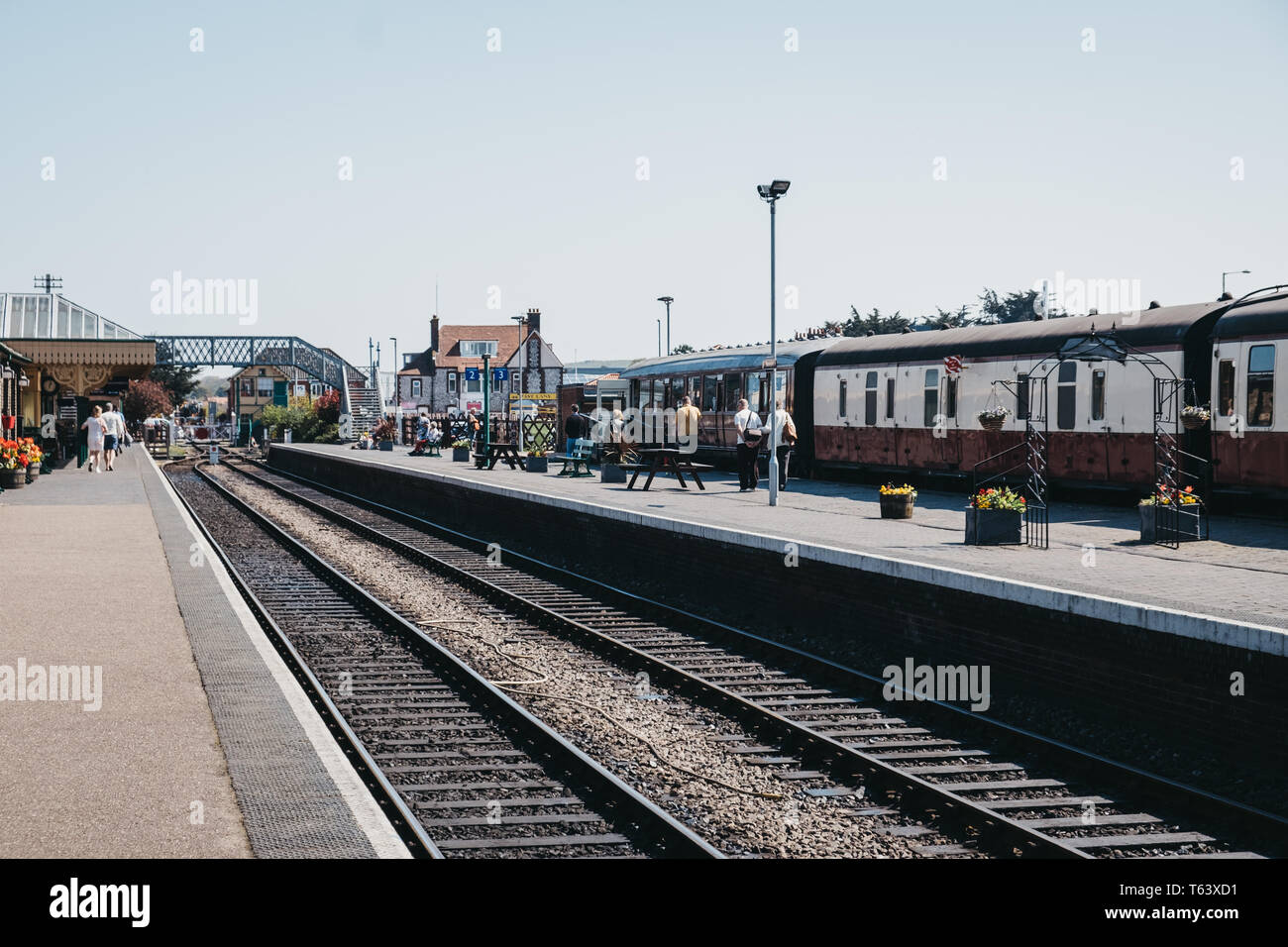 Sheringham, UK - 21 Avril 2019 : les gens marcher sur une plate-forme de la gare de Sheringham. La ligne de pavot, un chemin de fer à vapeur du patrimoine qui s'exécute à partir de S Banque D'Images