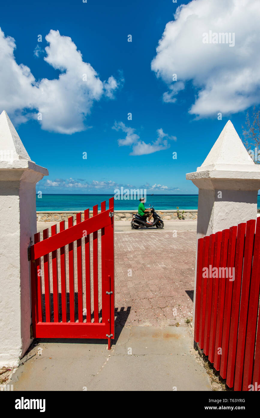 Porte Rouge, Église Anglicane Saint Mary'S, Ville De Cockburn, Île Grand Turk, Îles Turques Et Caïques, Caraïbes. Banque D'Images