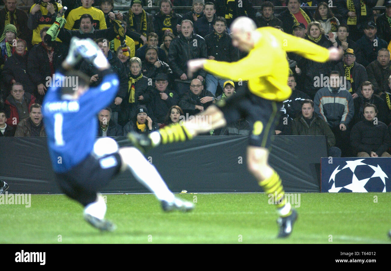 Westfalenstadion Dortmund Allemagne 25.2.2003 : Football, Ligue des Champions, Borussia Dortmund (jaune) vs Real Madrid (blanc) 1:1 --- heureux Dortmund Fans watch Jan Koller marquer son but contre Iker Casillas Banque D'Images