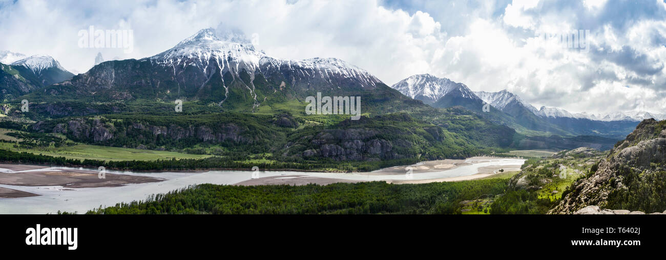 La crête de montagne robuste de la Reserva Nacional Cerro Castillo,au-dessus de la rivière Rio Ibanez,Aysén,province du Chili. Banque D'Images