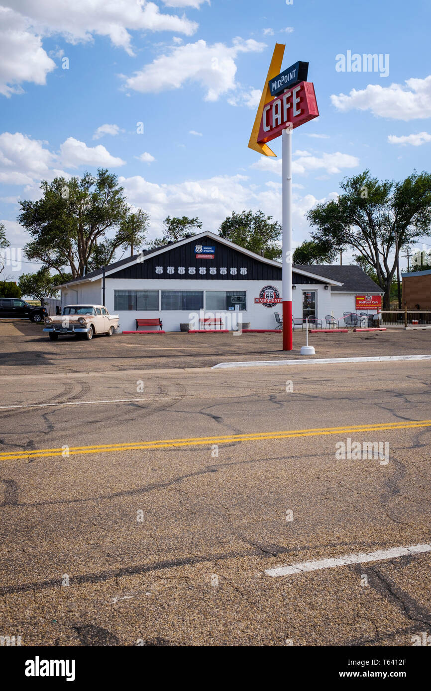 Le point milieu est un café, restaurant et boutique d'antiquités, souvenirs sur la route US 66 dans la région de Adrian, Texas, États-Unis Banque D'Images