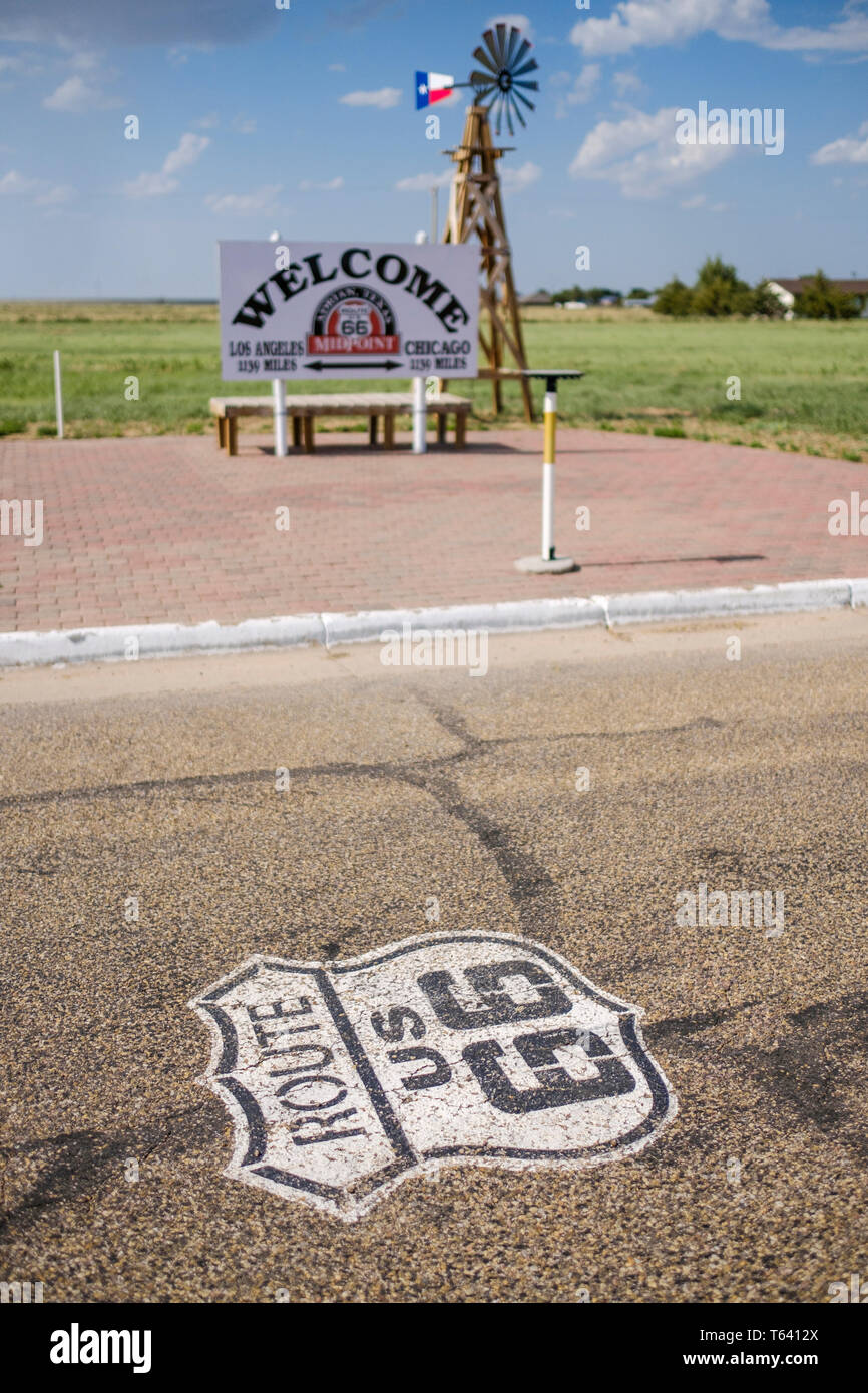 La signalisation dans Adrian fièrement déclare une 1139 milles de distance à chaque noeud final original US 66, Texas, États-Unis Banque D'Images