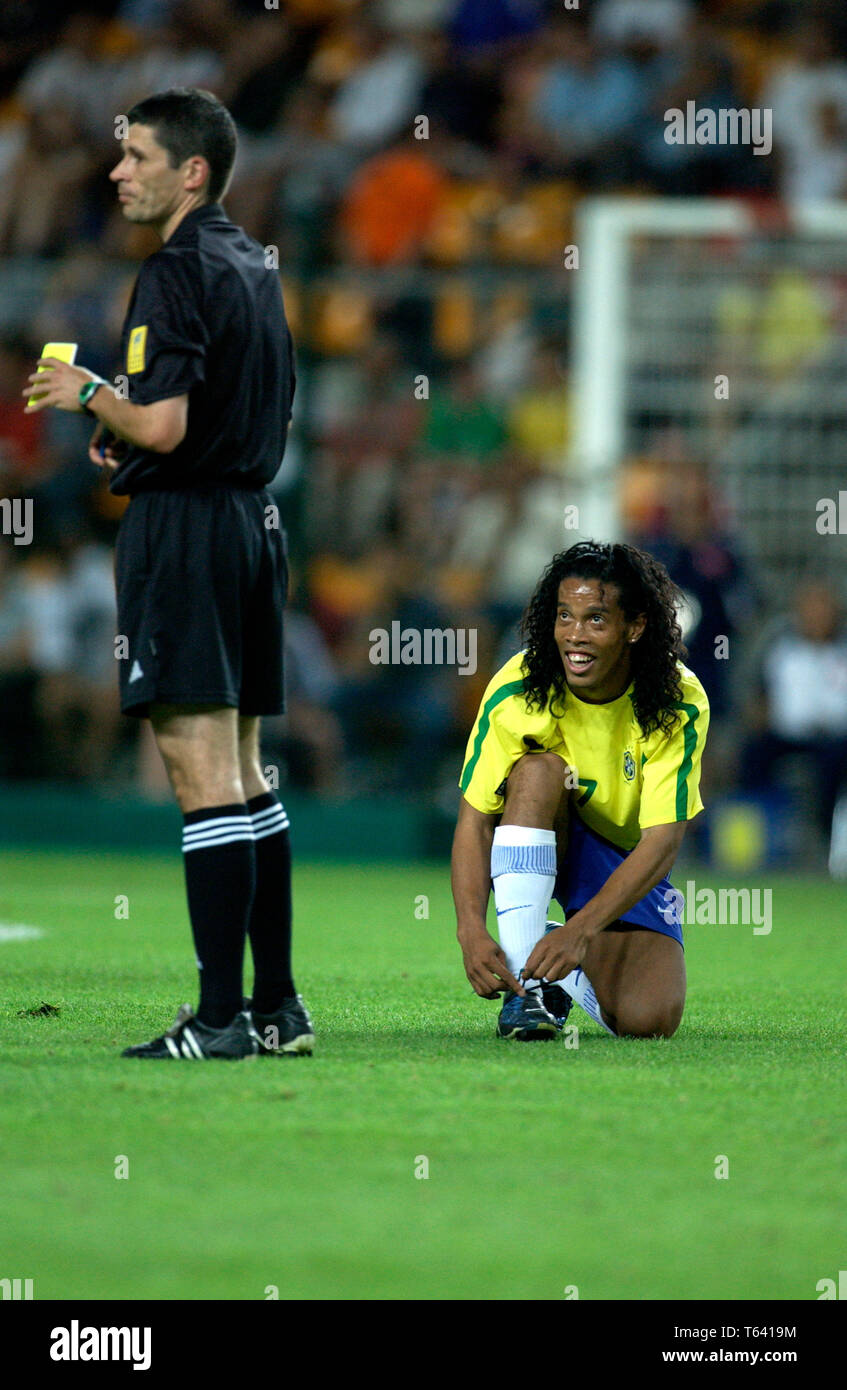 Stade Étivallière, Saint-Etienne France, 23.06.2003, Football : Coupe des Confédérations, Brasil (jaune) contre Turquie (rouge) 2:2 --- Ronaldinho (Brésil), l'arbitre Markus Merk (GER) Banque D'Images