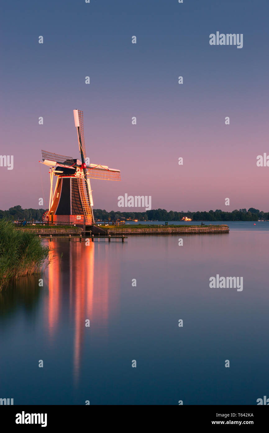 Moulin De Helper à Paterswoldsemeer juste après le coucher du soleil, près de Haren dans la province de Groningue, Pays-Bas Banque D'Images