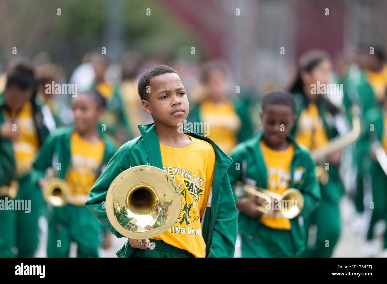 La Nouvelle-Orléans, Louisiane, Etats-Unis - le 23 février 2019 : Mardi Gras Parade, l'Andrew H. Wilson Charter School Wolfpack Fanfare, effectuant à la para Banque D'Images